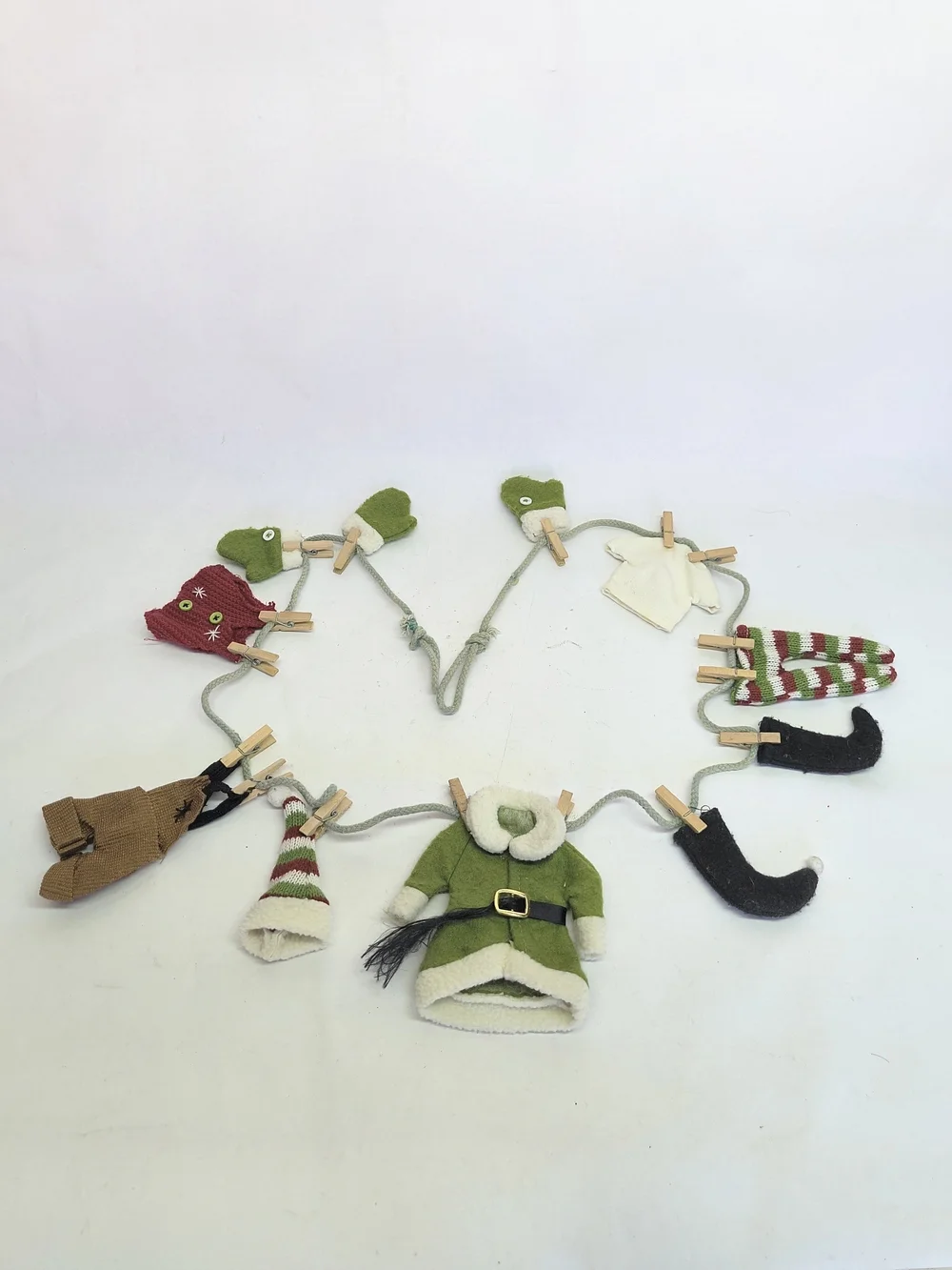 AVON Christmas Mini Elf Clothes On Clothesline W Clothespins Holiday Felt Decor